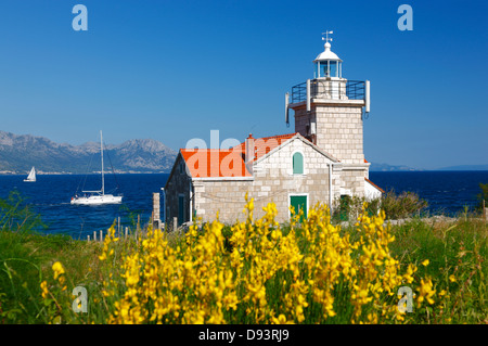 Faro sull isola di Hvar con il mazzo di fiori. Sucuraj, Croazia Foto Stock