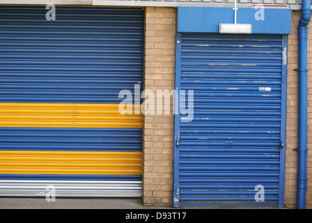 Chiuso tapparella porte su un chiuso business unità industriali o dei locali commerciali Foto Stock