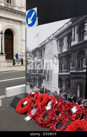 Ricordo reale ghirlande a terra ai piedi di un bianco e nero era vintage fotografia che mostra il Cenotafio, attualmente nascosto il vero monumento di essere rinnovato a Londra il Whitehall. In un paesaggio di falsa prospettiva e confondere accostamenti tra la realtà e la riproduzione di foto possiamo vedere il famoso memoriale di guerra nel centro di Londra. Foto Stock