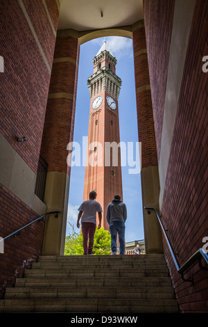 Una vista dell'Università di Birmingham campus, Regno Unito mostra la famosa torre dell orologio "vecchio Joe' Foto Stock