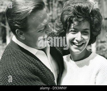 MATT MONRO (1930-1985) UK cantante con moglie Mickie Schuller circa 1960 Foto Stock