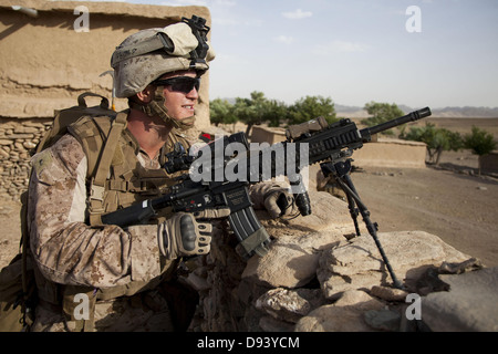 Un marine statunitense mantiene la sicurezza durante un'operazione di compensazione parte di Operazione incubo Giugno 6, 2013 in Nowzad, Afghanistan. Foto Stock