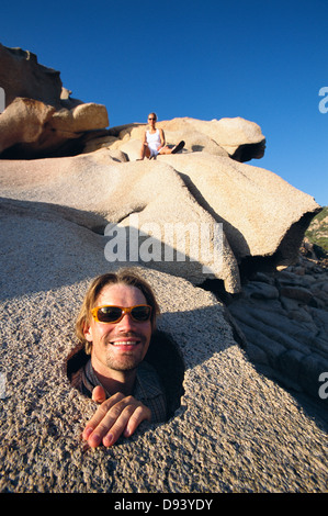 La testa di un uomo sorridente con occhiali da sole. Foto Stock