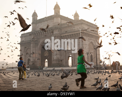 Gateway of India monumento a sunrise in Mumbai, India Foto Stock