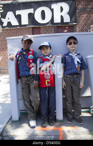 Tre amici e Cub Scout pronto a marzo presso il Memorial Day Parade di Bay Ridge, Brooklyn, New York. Foto Stock