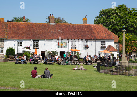 Il Tiger Inn, popolare tra gli escursionisti e i ciclisti, East Dean, East Sussex, England, Regno Unito, GB Foto Stock