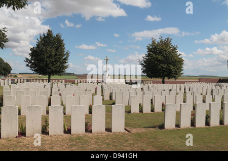 Croce di sacrificio e di righe di lapidi in CWGC Heath cimitero, Harbonnieres, Somme Picardia, Francia. Foto Stock