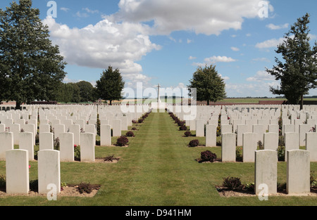 Croce di sacrificio e di righe di lapidi in CWGC Heath cimitero, Harbonnieres, Somme Picardia, Francia. Foto Stock