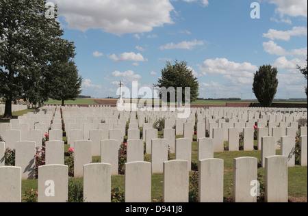 Croce di sacrificio e di righe di lapidi in CWGC Heath cimitero, Harbonnieres, Somme Picardia, Francia. Foto Stock