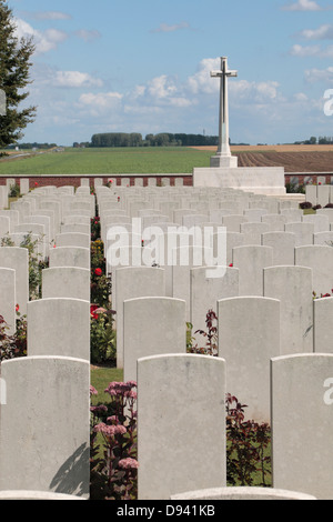 Croce di sacrificio e di righe di lapidi in CWGC Heath cimitero, Harbonnieres, Somme Picardia, Francia. Foto Stock