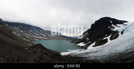 Il lago è circondato da montagne Foto Stock