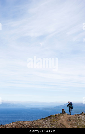 Uomo in piedi sulla vetta del monte Foto Stock