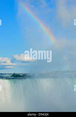 Le Cascate del Niagara e il pomeriggio rainbow Niagara Falls Ontario Canada Foto Stock