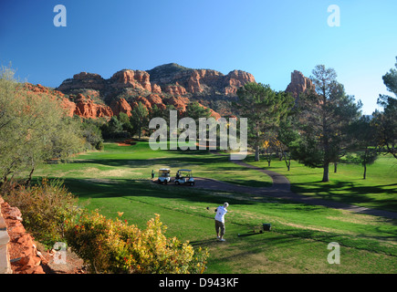 Oakcreek Country Club golf in Sedona in Arizona, circondato da red formazioni rocciose Foto Stock