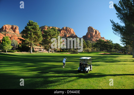 Oakcreek Country Club golf in Sedona in Arizona, circondato da red formazioni rocciose Foto Stock