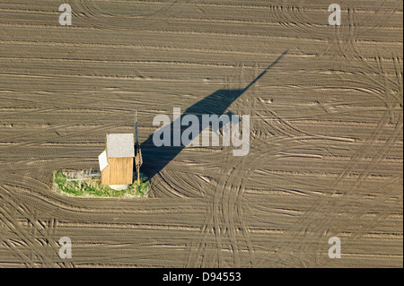 Un mulino a vento su un terreno coltivabile, Gotland (Svezia). Foto Stock