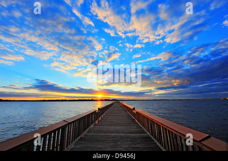 La pesca del molo sulla baia di Chesapeake, Maryland al tramonto Foto Stock