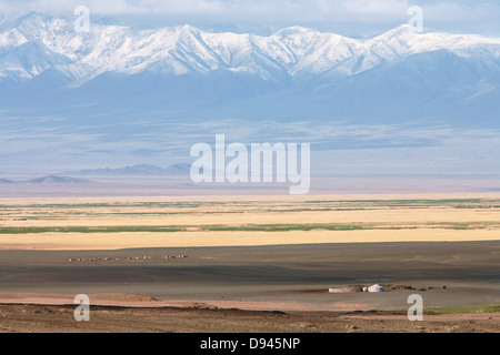 Paesaggio arido e montagne, il nord-ovest della Mongolia. Foto Stock