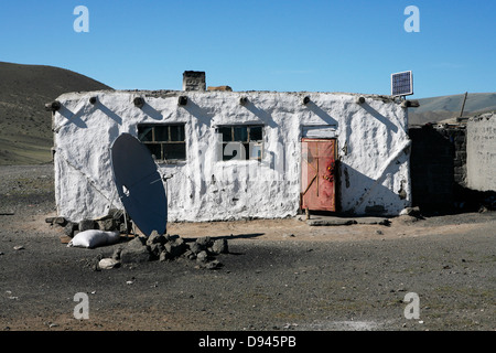 Casa nel paesaggio arido, il nord-ovest della Mongolia. Foto Stock