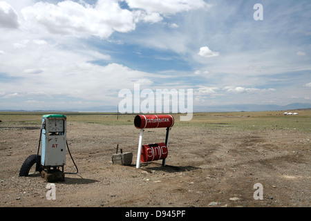 Stazione di gas nel paesaggio arido, il nord-ovest della Mongolia. Foto Stock