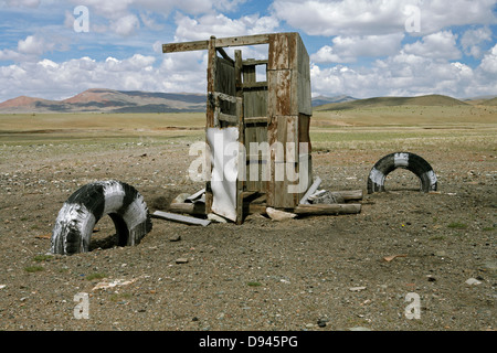 Servizi igienici esterni nel paesaggio arido, il nord-ovest della Mongolia. Foto Stock