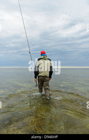 Vista posteriore dell'uomo di Pesca a Mosca Report di Pesca nel Mar Baltico Foto Stock