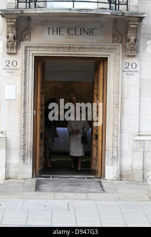 Londra, UK, 10 Giugno,2013: Queen Elizabeth ll lasciando ospedale dopo la visita del Principe Filippo, il Duca di Edimburgo sulla sua nascita Foto Stock