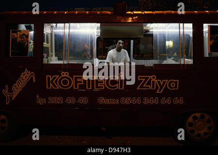 Istanbul, Turchia. Decimo Giugno, 2013. Bagno turco cucina di strada venditore in Piazza Taksim di Istanbul, il 10 giugno 2013. Credito: Konstantinos Tsakalidis/Alamy Live News Foto Stock