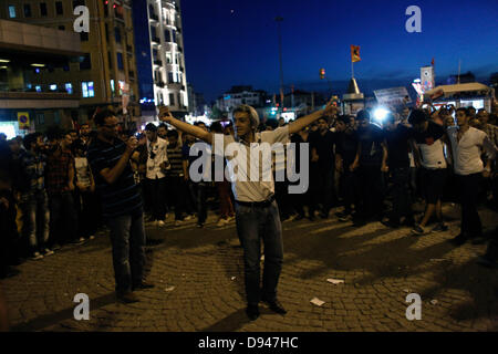 Istanbul, Turchia. Decimo Giugno, 2013. Bagno turco manifestanti hanno ballato sotto il suono del bagno turco di canti popolari in Piazza Taksim di Istanbul il 10 giugno 2013. Credito: Konstantinos Tsakalidis/Alamy Live News Foto Stock