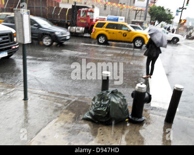 New York, Stati Uniti d'America. Decimo Giugno, 2013. inzuppando la pioggia sulla decima Avenue at 34th Street, New York City in pesante acquazzone tempesta di pioggia 10 giugno 2013 USA Credito: Dorothy Alexander/Alamy Live News Foto Stock