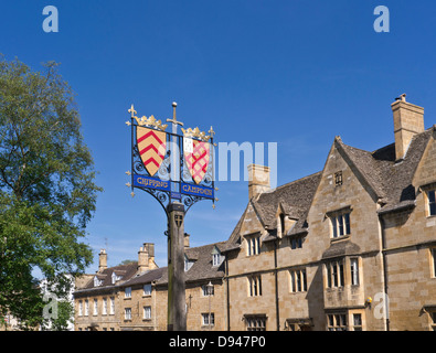 Chipping Campden centro con la sua città araldico le protezioni e le eleganti villette a schiera Cotswolds Gloucestershire England Regno Unito Foto Stock