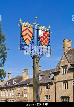 Chipping Campden centro con la sua città araldico le protezioni e le eleganti villette a schiera Cotswolds Gloucestershire England Regno Unito Foto Stock