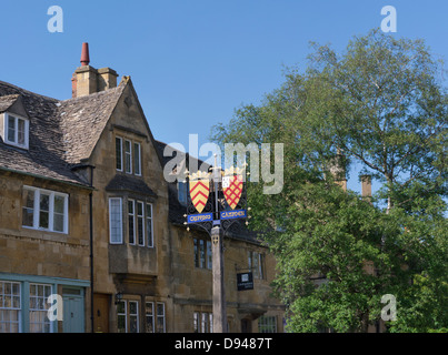 Chipping Campden centro con la sua città araldico le protezioni e le eleganti villette a schiera Cotswolds Gloucestershire England Regno Unito Foto Stock