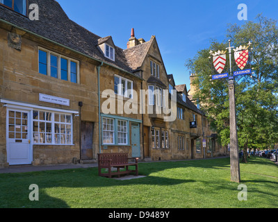 Chipping Campden High Street centro con i suoi scudi araldici città Ed eleganti cottage terrazzati Cotswolds Gloucestershire Inghilterra UK Foto Stock