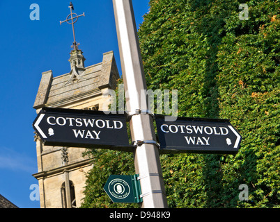 Segno per il Cotswold Way, un sentiero che corre tra la città mercato di Chipping Campden e la città di Bath Foto Stock