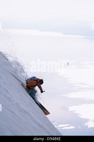 Sciatore da un fiordo, Narvik, Norvegia. Foto Stock