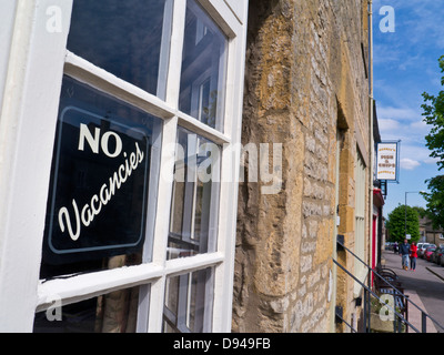 Bed and Breakfast B&B 'No Vacancies' staycation accommodation sign in Finestra di tipico cottage in pietra Cotswolds in Stow nel Wold Regno Unito Foto Stock