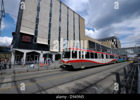 Il grande successo della luce di transito rapido di linea (LRT) in Calgary Alberta Canada viaggiare sulla Settima Avenue nel centro cittadino in zona franca. Foto Stock