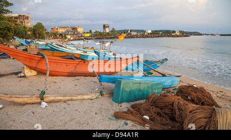 Barche di pescatori sulla spiaggia Foto Stock