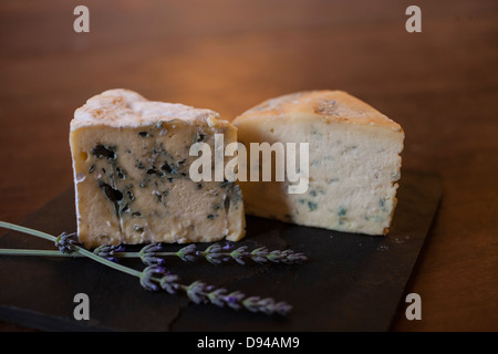 Due formaggio blu cunei su nero ardesia Foto Stock