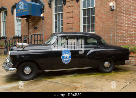 Vintage la polizia pattuglia delle vetture sul display al di fuori del centro storico di Savannah Chatham Metropolitan caserma di polizia edificio. Foto Stock