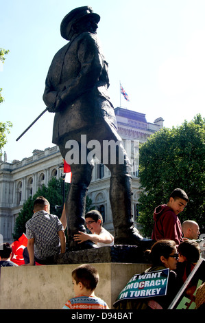 Il visconte Alanbrooke statua durante una demo Foto Stock