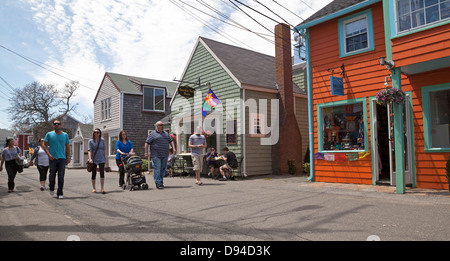 I turisti a piedi giù per un retail wharf a Rockport, Massachusetts. Foto Stock