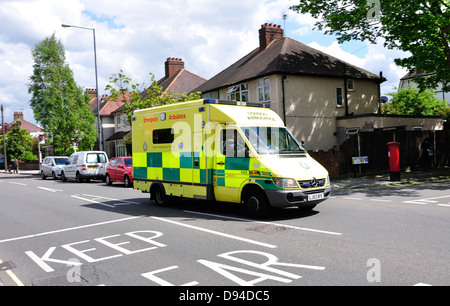 London NHS ambulanza sulla chiamata, Kneller Road, Twickenham, Greater London, England, Regno Unito Foto Stock