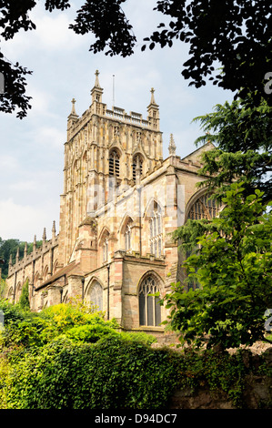 Il priorato di Chiesa di Santa Maria e San Michele. Great Malvern Priory, ora la chiesa parrocchiale della cittadina termale di Great Malvern, Inghilterra Foto Stock