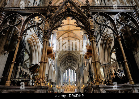 Cattedrale di Worcester, Inghilterra. Guardando ad est attraverso la schermata di Rood e coro per l'Altare Maggiore Foto Stock