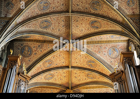 Cattedrale di Worcester, Inghilterra. Guardando verso Est lungo il soffitto decorato del Coro Foto Stock