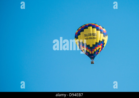 Una mongolfiera per noleggiare le vele oltre Oklahoma City, Oklahoma, in primavera con passeggeri a bordo. Foto Stock
