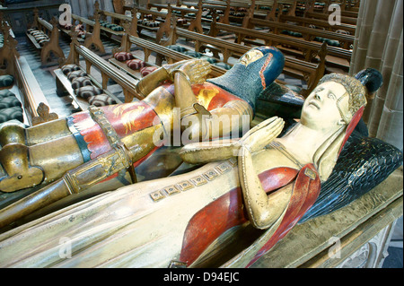 Cattedrale di Worcester, Inghilterra. 14 C. scolpita in pietra tomba effigi di Sir John Beauchamp di Holt e sua moglie Joan Foto Stock