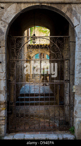 Il cortile a Saint Paul de Vence in Francia Foto Stock